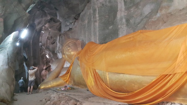 Líggande Buddha i guld