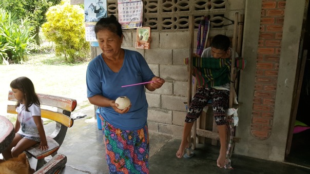 Vi blev bjudna på young coconuts vilket är jättegott och vi fick sedan med oss en hel påse av dessa läckerheter hem.