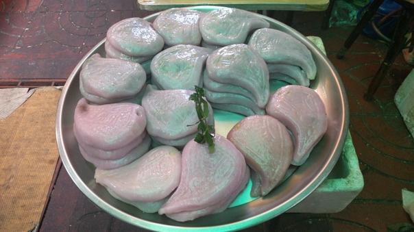 Kinesiska rosa pannkakor fyllda med grönsaker eller sticky rise. Trodde först det var rosafärgade fläskkotletter :-)
