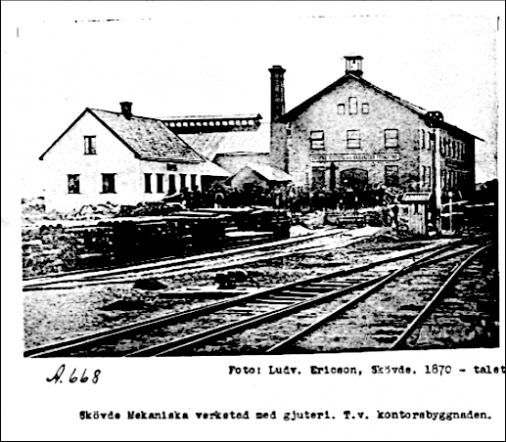 Troligen den äldsta bilden på Verkstaden från 1870-talet, efter 1876 års spårutbyggnad. Undergången tycks inte vara byggd ännu (1878). (Västergötlands Museum)