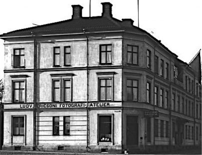"Ludvig Ericsons Fotografi-Ateliér" i början av 1900. Ateljéfönster i takfoten t h mot Kungsgatan. (Skövde Stadsmuseum)