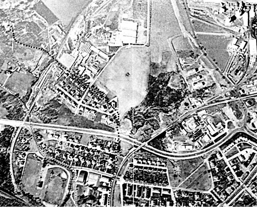 Flygbild från 1961 med Harket i centrum/Carlsro-området. Carlsrovägen utmärkt liksom övningsväg 1913. Carlsro-spåret och SAJ-banan. G:a Varnhemsvägen används och nya byggs. 