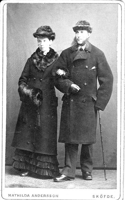 De nygifta makarna Anna och Carl Johanson 1879. Fotograf Mathilda Andersson, Skövde. Bild från sonsonen Rolf Manne.