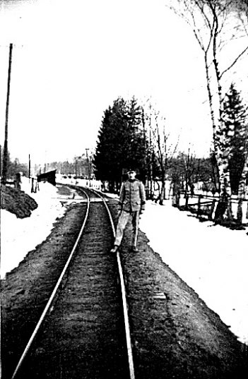 Ljungstorps anhalt 1937 - med anhaltskaj och öppet väderskydd öster om vägen och mitt emot banvaktens gård. Gunnar Andersson som beväring snett framför fädernesgården.Foto Nils Lann