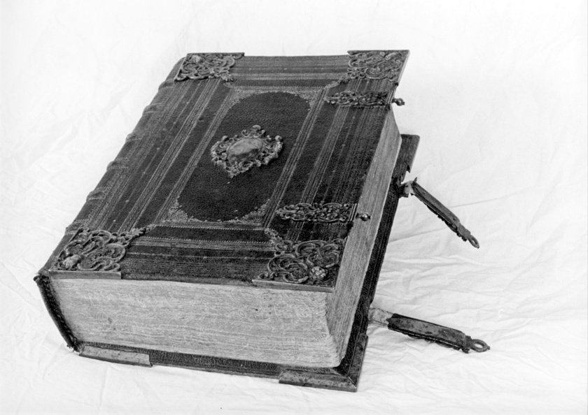 Den bibel från 1646 som Elisabeth/Elisabätt Hansdotter Funck skrev i.   Foto den 25 november 2003  Claes Funck, copyright