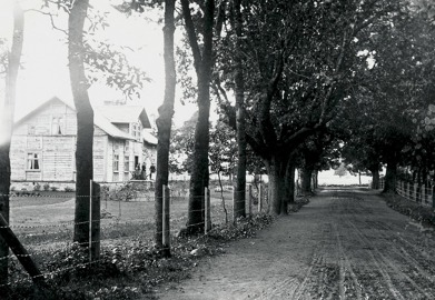 August med familj på trappan till Klosterdal. Fotograf Ludvig Eriksson, Skövde 1892. Västergötlands Museum - bildarkivet/bildnr: A71923. Klicka på bilden för större bild!