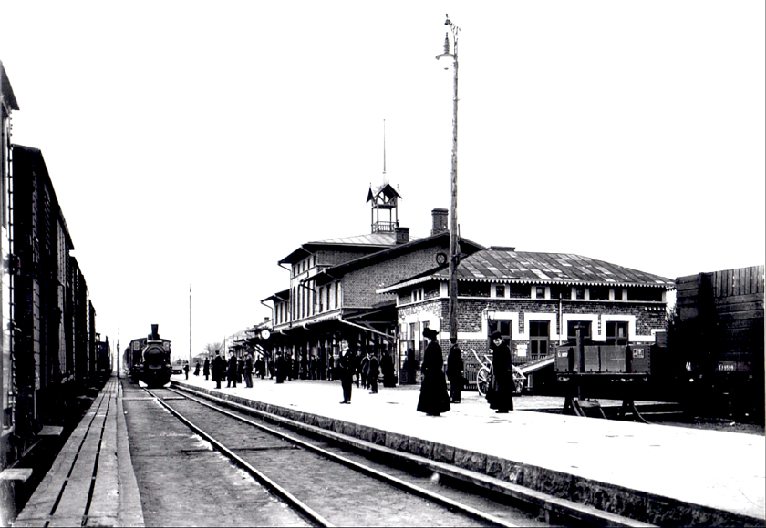 Bild från 1905 innan ombyggnation med kraftigt ändrat tak. Notera att på bilden finns både de gamla gaslyktorna och nya elektriska stolplampor.  (Bild från www.vykort.panatet.se)