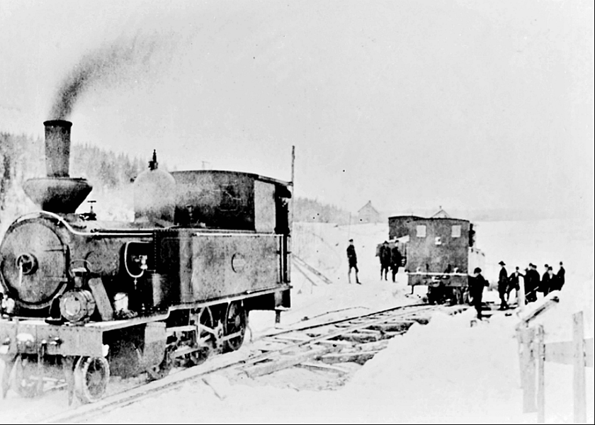 De båda loken AXVALL & VARNHEM i ett fotosällsynt möte. Vinter 1903-04 månader innan start. Arbete på spåret. (Bild rekonstruerad av museifotograf Anders Sjölander från ett hjälplöst bleknat foto.)