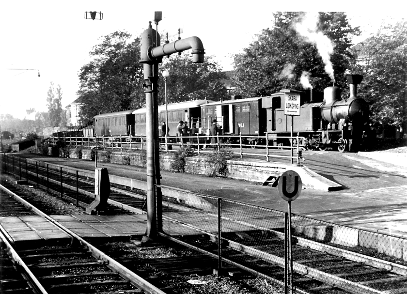 En vacker bild av SAJ-kajen 1940-talet. Nu står det VGJ på vagnarna. Som vanligt ett tåg med kombinerad post- och godsvagn, två personvagnar och lastvagnar på slutet. (Skövde Stadsmuseum)