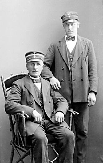 Lokomotiveldare Seth Jönsson, Våmb, sittande och en stationskarl S. T. Thid stående.