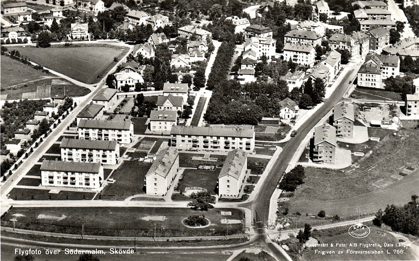 Plankorsningen vid Skaraborgsgatan på 1940-talet. Carlsro-vägen går parallellt söder om spåret. (Skövde Stadsmuseum)