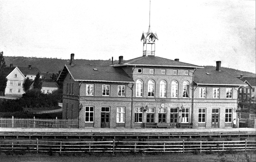 Järnvägsstationen 1870 med ursprungligt staket för Västra stambanan och Borgmästare Wetterbergs Villa i bakgrunden där nu Hotell Billingen ligger. (Bild från wwww.vykort.panatet.se) Järnvägsstationen 1870 med ursprungligt staket för Västra stambanan och Borgmästare Wetterbergs Villa i bakgrunden där nu Hotell Billingen ligger. (Bild från wwww.vykort.panatet.se)