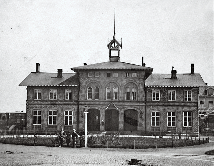 Tidigt 1870-tal med Vattenkur och järnvägsvagnar i bakgrunden och en "rundel" med relativt nyplanterade växter i fonden. (Bild Skövde Museum) Tidigt 1870-tal med Vattenkur och järnvägsvagnar i bakgrunden och en "rundel" med relativt nyplanterade växter i fonden. (Bild Skövde Museum)