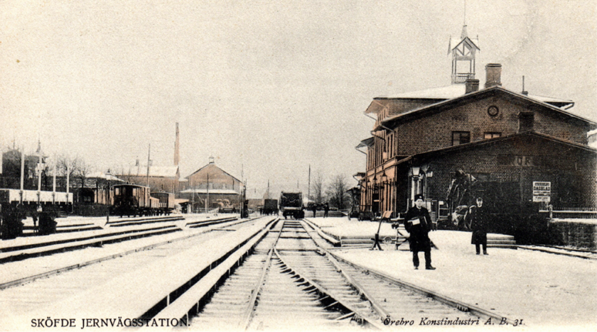1902-1903 innan rivning av Vattenkuranstalten t v, Mekaniska Verkstaden i söder, inväxlande godståg till norra lastkajen (närmast i bild). Reklamskylt för Stockholms Dagblad. (wwww.vykort.panatet.se) 1902-1903 innan rivning av Vattenkuranstalten t v, Mekaniska Verkstaden i söder, inväxlande godståg till norra lastkajen (närmast i bild). Reklamskylt för Stockholms Dagblad. (wwww.vykort.panatet.se)