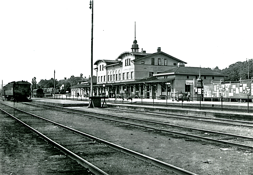 En ny liten kiosk vid Utgångsskylten är en nyhet fem år senare och dragkärrorna har fått fyra hjul. Annonsplanket är imponerande. (Skövde Stadsmuseum) En ny liten kiosk vid Utgångsskylten är en nyhet fem år senare och dragkärrorna har fått fyra hjul. Annonsplanket är imponerande. (Skövde Stadsmuseum)