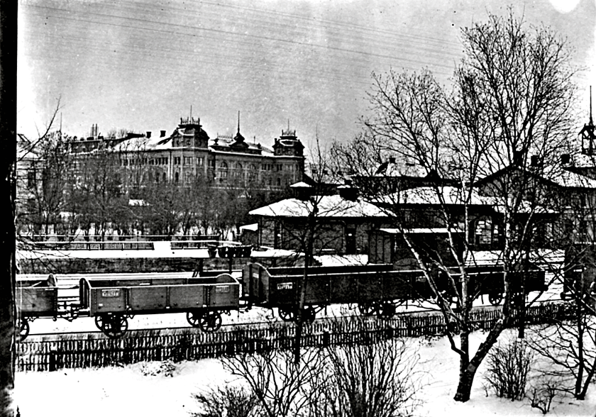 Sekelskiftesbild över blivande SAJ-kajen med "afträde" och Hotell Billingen i blickfånget på andra sidan spåren. Foto från Societetspaviljongen, Vattenkuranstaltens trädgård. (Bild Skövde Stadsmuseum) Sekelskiftesbild över blivande SAJ-kajen med "afträde" och Hotell Billingen i blickfånget på andra sidan spåren. Foto från Societetspaviljongen, Vattenkuranstaltens trädgård. (Bild Skövde Stadsmuseum)