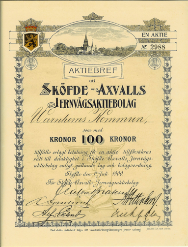 Aktiebref uti Sköfde-Axvalls Jernvägsaktiebolag. Tecknat av Warnhems kommun 1 juli 1900. Undertecknat för SAJ av Axel von Matérn, August Forslund, Abraham Wetterberg, Alfred Eklind samt Erik Uggla.