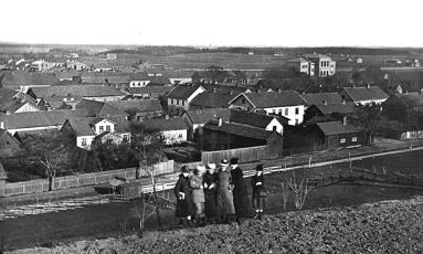 En bild från sydvästra Skövde. I bakgrunden ses Kungsgatan 5 uppfört 1879 och Skolgatan 4 är under uppförande och året är då 1884. (Skövde Museum)