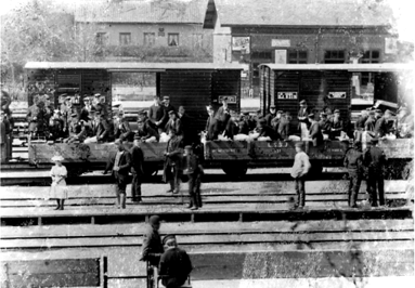 Stenstorps station med militärer i byte av tåg från LSSJ till Västra stambanan på väg till Skövde ca 1900. (Bild från Västergötlands Museum)