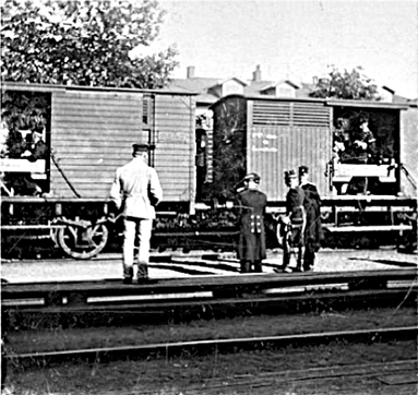 Militärer framme i Skövde från Stenstorp. I bakgrunden Vattenkuranstalten.(Bild Skövde Stadsmuseum)