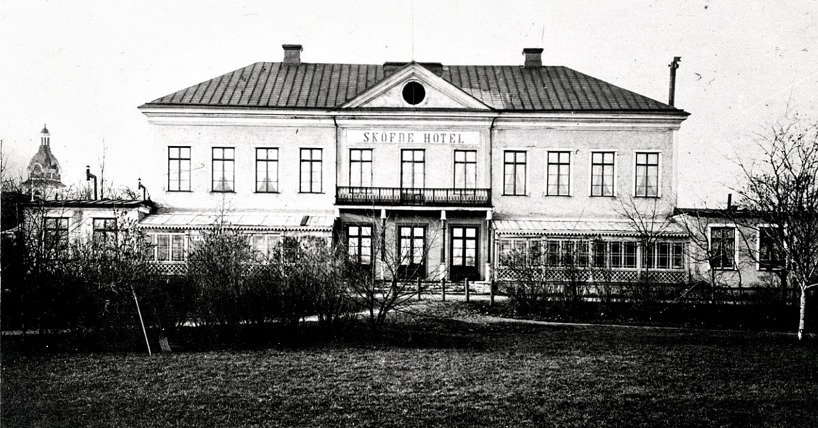 1880-tal och nu har verandorna byggts in ytterligare med "ritkiga" tak. (Skövde Stadsmuseum)