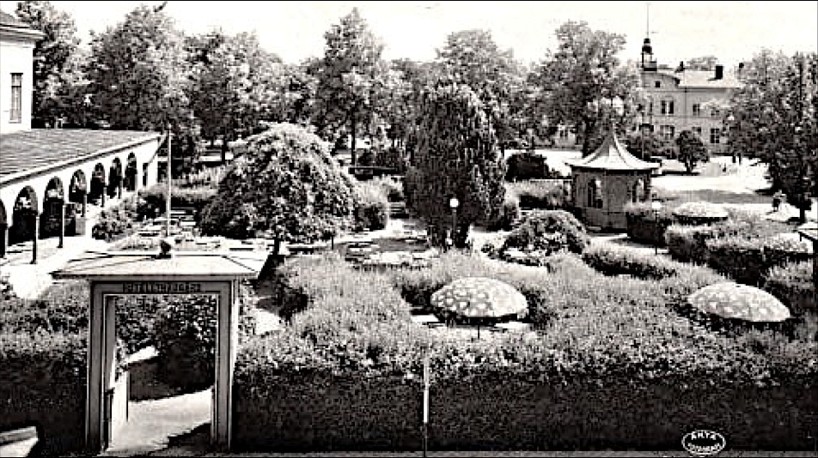 1910-tal med parasoller, lusthus och valbågar bara för trevnad. Hotellets trädgård var en tillgång för hotellboendet och järnvägsparken bidrog med grönska. (Skövde Stadsmuseum)