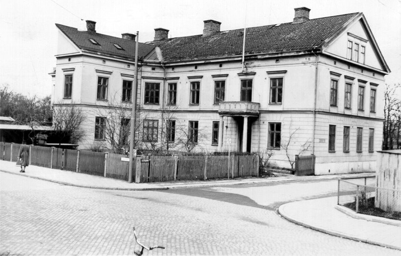 Kyrkogatan 2 uppfört av Theodor Grönvall, John Grönvalls far, som en kopia av dennes hem i Göteborg, Västra Hamngatan 6. Tomt 70. För att få plats med "flygeln" gjordes den halv! (Skövde Stadsmuseum)