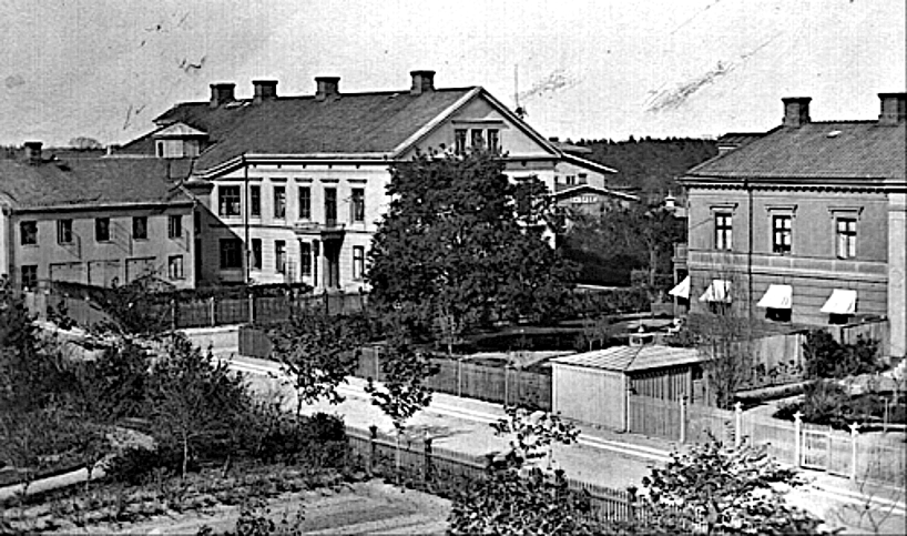 1890. Kyrkogatan 2 med portal för entré från trädgården. Järnvägsstationen har ännu inte tillbyggts åt söder (1893). (Skövde Stadsmuseum)