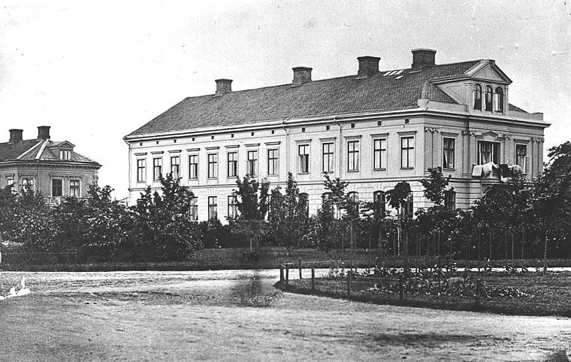 Från samma tid från södra Järnvägsparken ett ståtligt hus sammanbyggt av Grönvalls far och Rådman Pettersson över tomterna 69-70. (Skövde Stadsmuseum) 