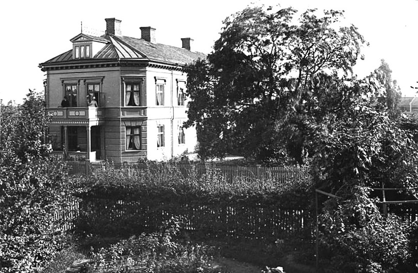 Familjen Grönvalls utsikt från sin "flygel" mot Kyrkogatan 1. Senare, 1913, i ombyggt skick Järnvägshotellet. (Skövde Stadsmuseum)