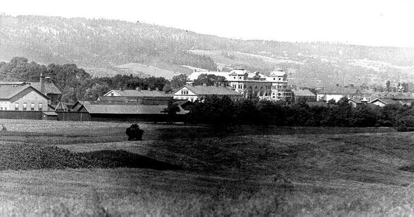 1888 då det sista iordningsställs på Hotell Billingen med byggnadsställningar. Det nya kontorshuset är också uppfört vid Verkstaden och Societetshuset med torn är byggt. (Skövde Stadsmuseum)