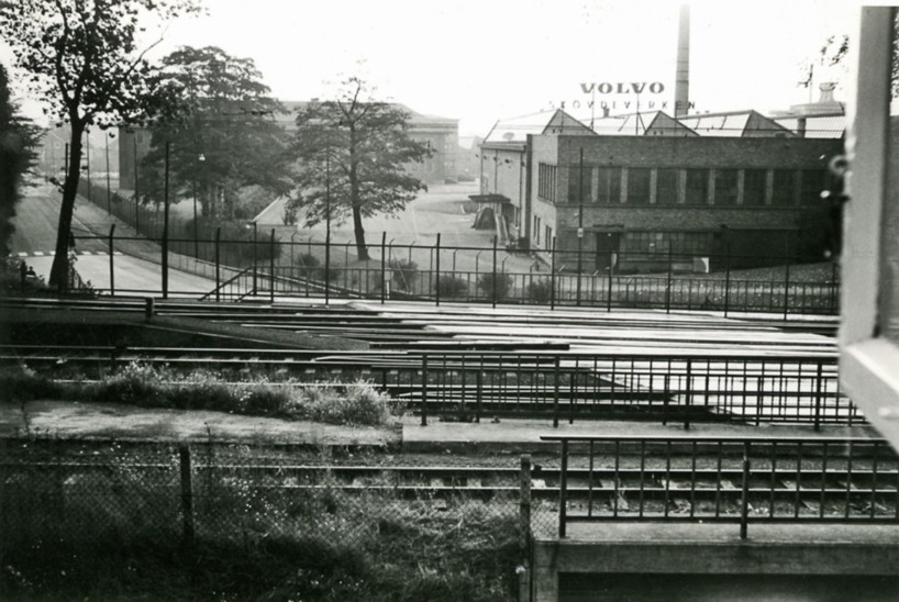 På 1950-talet var Volvo Skövdeverken redan en stor motorfabrik. Här utsikt mot Volvo från Järnvägshotellets fönster. Närmast SAJ-brons norra fäste vid Kungsgatans förlängning.(Skövde Stadsmuseum)