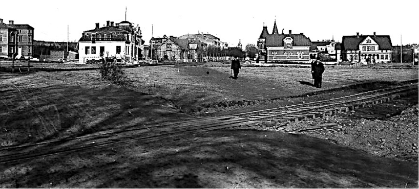 1903. Drottninggatan 18 byggs liksom SAJ-spåret vid det som senare blir Vasaplan. Spåret är genomgångsspåret för "Axvalla"-banan och SAJ's bangård i området är ännu inte påbörjad. (Skövde Stadsmuseum)