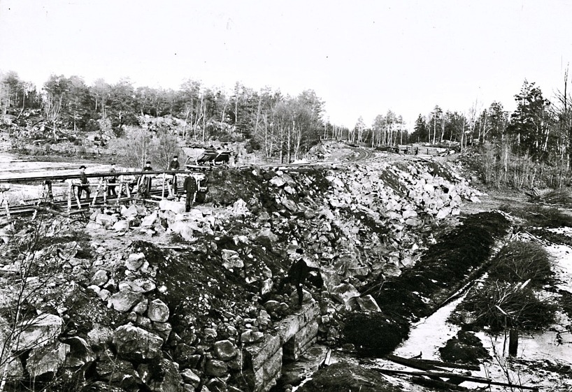 En otrolig bild av landskapsförändring i SAJ's spår, som sedan fortsatt till den grad att området vid Harket knappast går att känna igen med sina forna våtmarker. (Skövde Stadsmuseum)