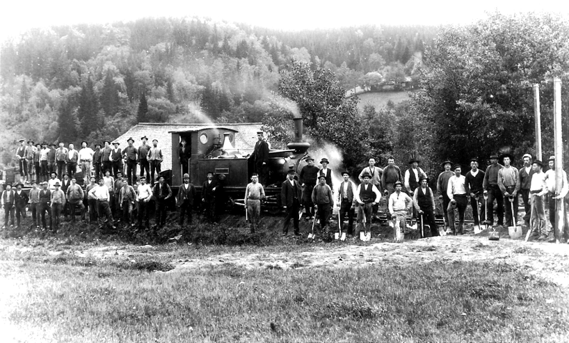 SAJ's rallarlag vid Svarvarebacken Ljungstorp 1903 med loket F.U. Von Essen köpt av Hjo-Stenstorps Järnvägar. (Skövde Stadsmuseum)