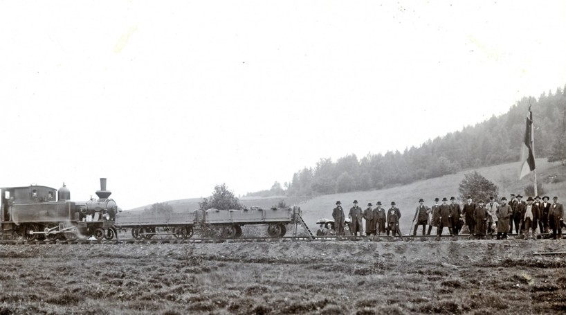 Sammanfogningen av rälarna från Axvall och Skövde skedde ca 4000 m från Skövde station, vilket blir en plats på banan ovanför Våmb - se bild nedan! (Skövde Stadsmuseum)