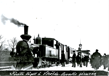 Ett foto av Ludvig Ericson, Skövde med påmålning på glasplåt och för hand skrivet. Loket är SAJ's lok nr 1, "SKÖFDE" (Skövde Stadsmuseum)