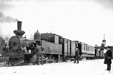 På bildens baksida står skrivet "första tåget 31/3 1904. Loket var SAJ Nr 1, "SKÖFDE"(Skövde Stadsmuseum)