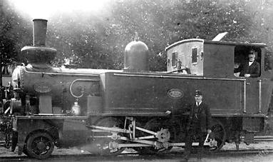 1910 var loket VARNHEM redan sålt. Såldes redan 1909 och på fotot står det på Axvalls-kajen med LSSJ Nr 7 som beteckning. (Västergötlands Museum)