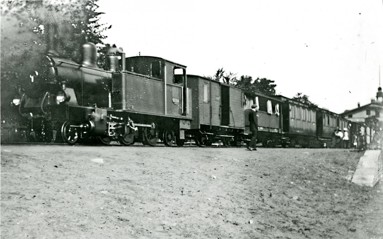 1913 med ett nytt lok på spåret. Det uthyrdes av Skövde stad. Lok Nr 4 som döptes till VARNHEM. Återigen fanns ett  lok med namn efter den enda stationen utmed linjen. (Västergötlands Museum)