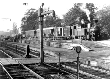 En vacker bild av SAJ-kajen 1940-talet. Nu står det VGJ på vagnarna. Som vanligt ett tåg med kombinerad post- och godsvagn, två personvagnar och lastvagnar på slutet. (Skövde Stadsmuseum)