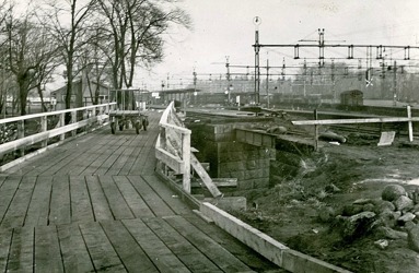Byggandet av dubbelspår Västra stambanan 1955  - bygget på Pentaporten på SAj-sidan mot stationen. Måste ha varit tågstopp för SAJ under bygget. Brokonstruktionen för SAJ ses tydligt.
