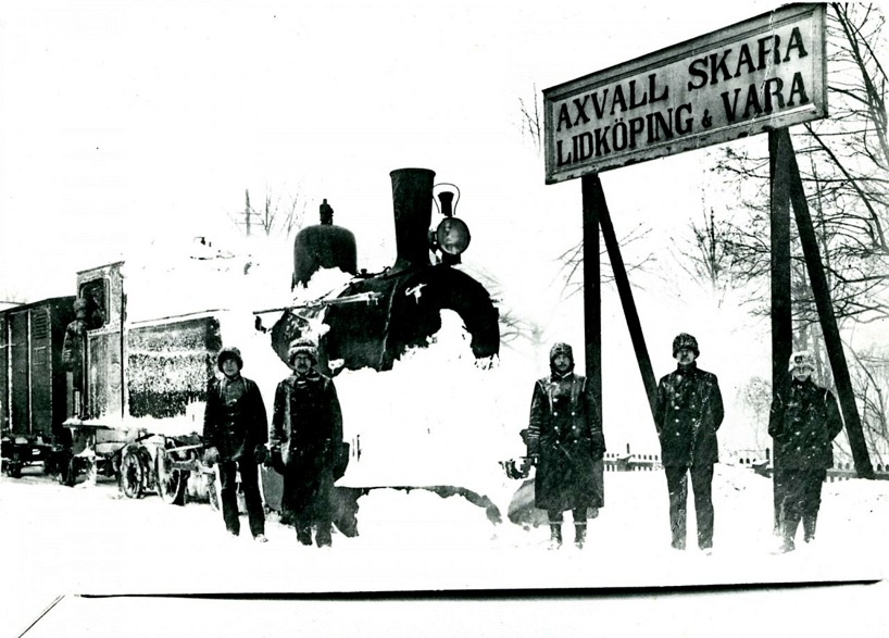En mycket vintrig bild av SAJ-kajen och SAJ-skylten som fanns ett litet stycke innan stoppbocken på SAJ-kajen. (Skövde Stadsmuseum)