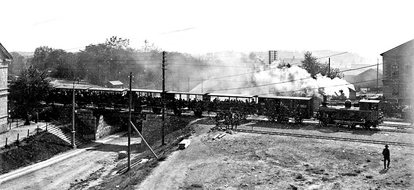 1904 i maj, skolresan går till Axvall med chartrat sommartåg knappt två månader efter start. Frilastkajen har just fått sitt spår och stoppbocken avslutas av arbetarna på bilden. (Skövde Stadsmuseum)