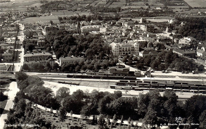 Flygbild 1930-tal. En sammanfattning av Skövde de första årtiondena på 1900-talet. SAJ's angöring till stationen i Skövde med SAJ-bron och frilastområdet t v. (www.vykort.panatet.se)