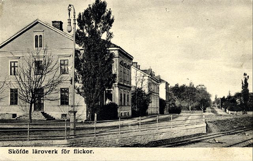 Skolgatan 2 (Flickskolan), lokförare Dahlins hus och på hörnet mot Kungsgatan fotograf Ludvig Ericsons hus på rad framför SAJ's frilastkaj. Trädgårdsgatan rakt fram.  (www.vykort.panatet.se)