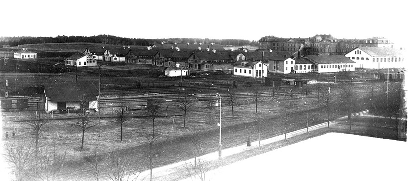 SAJ's norra bangårdsdel med godsmagasinet från väster, spårområde och fram nästan till omlastningsskjulet söderöver. (Skövde Stadsmuseum)