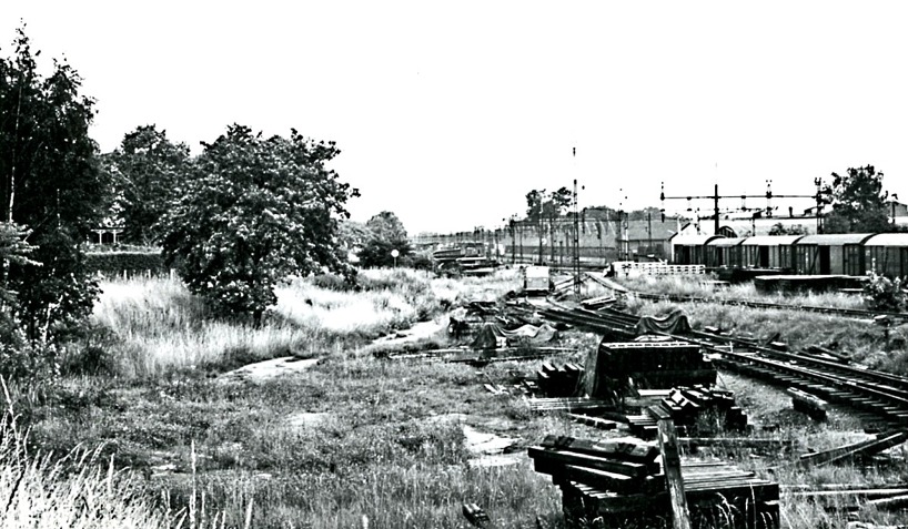 Lokstallet nära Vasaplan hann rivas innan de här bilderna av SAJ's södra bangårdsdel, men man kan fortfarande ana vändskivan. (Skövde Stadsmuseum)