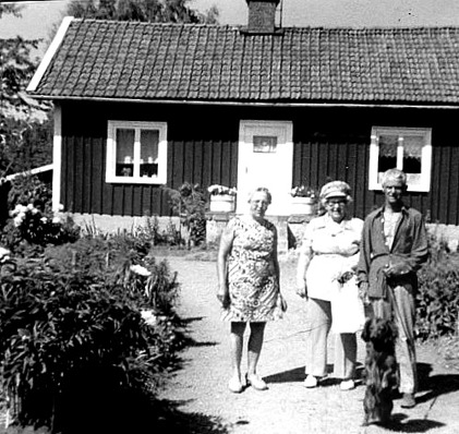 "Kjellbergs" hus 1960-talet med Yngve och Alva Brage. Bild från Marianne Brage, Vartofta, 2014