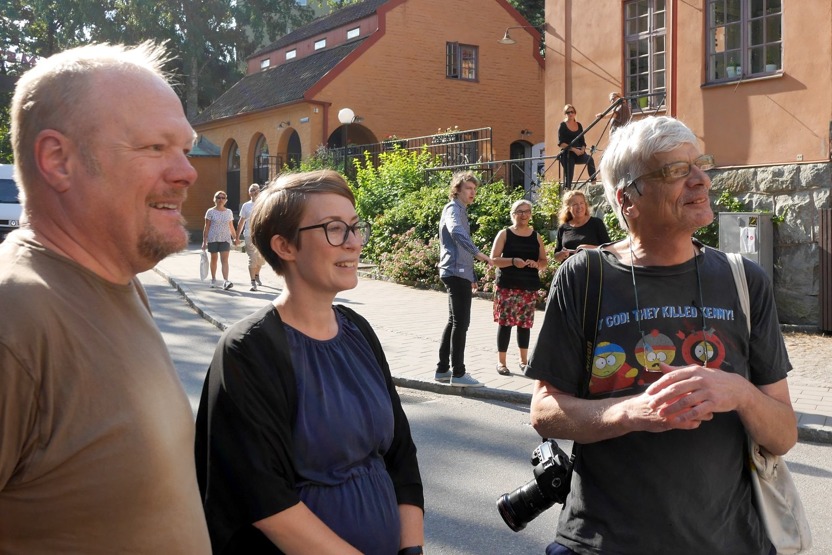 id Filmstaden fr.v Thomas Broman, Bergmans, Ida Thorén från Filmstaden och Lars Epstein från DN, medan Teatervagnen monteras på granitsockeln.